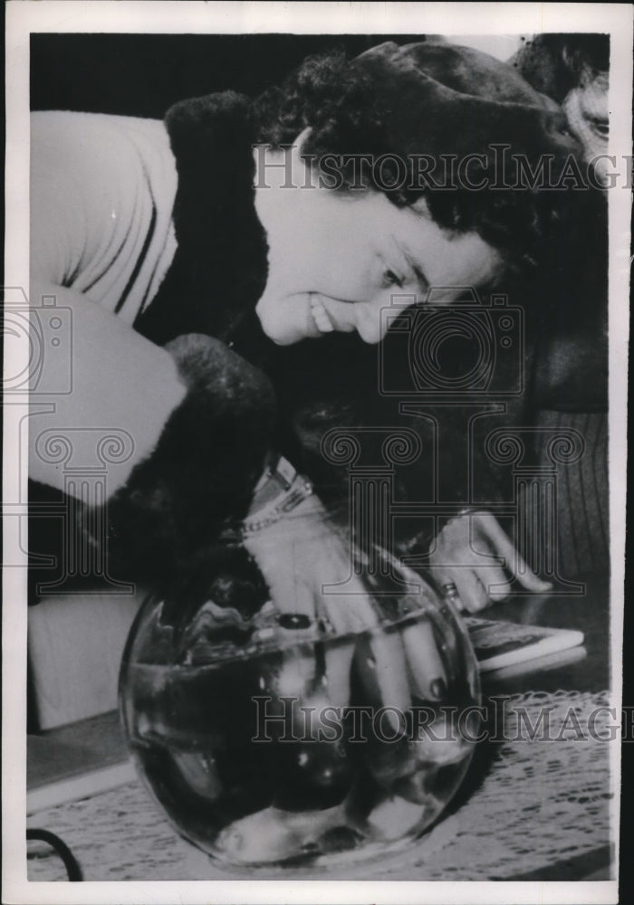 1954 Press Photo Queen Frederika trying to catch a goldfish in a bowl - Historic Images