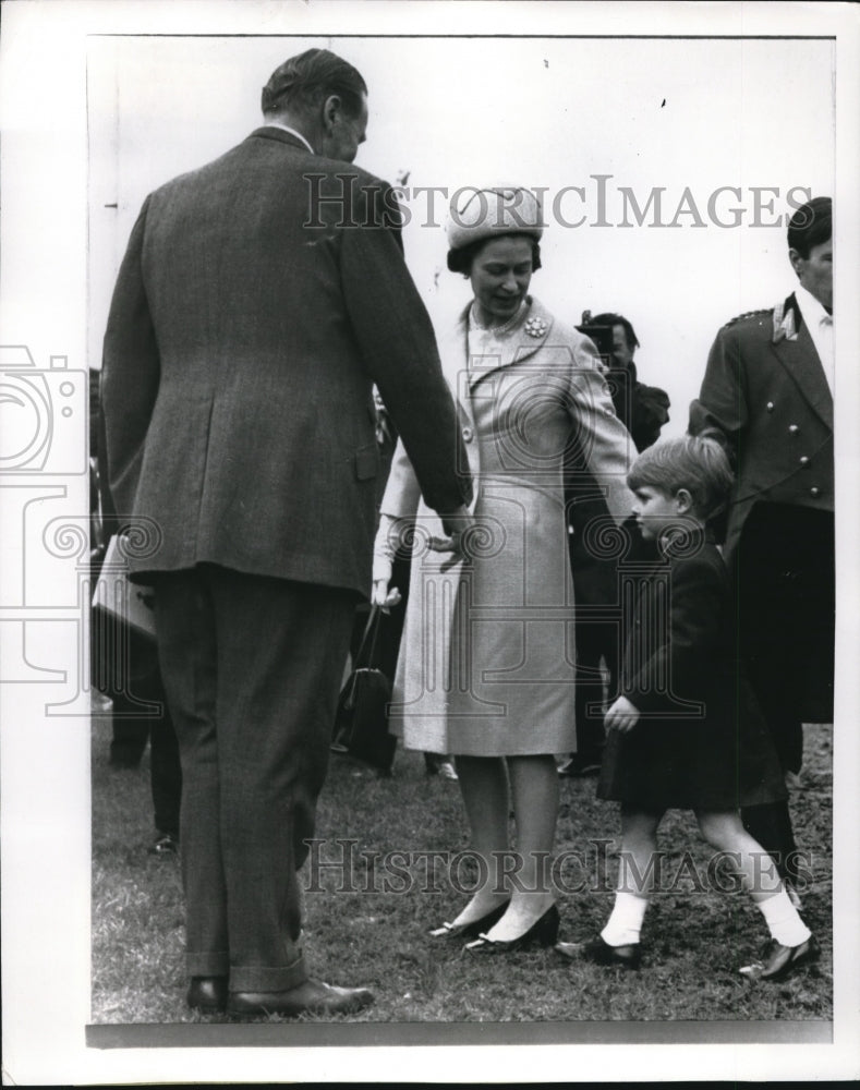 1969 Press Photo Prince Edward with Mother Queen Elizabeth II at Horse Show - Historic Images