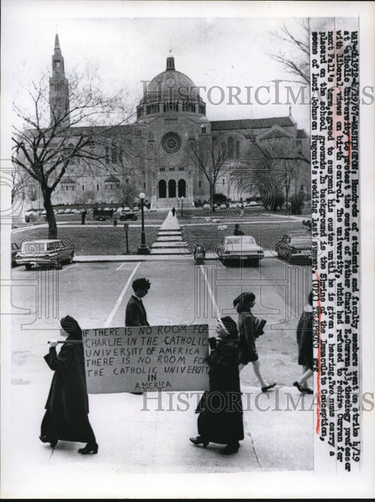 1967 Press Photo Students & Faculty strike at Shrine of Immaculate Conception - Historic Images