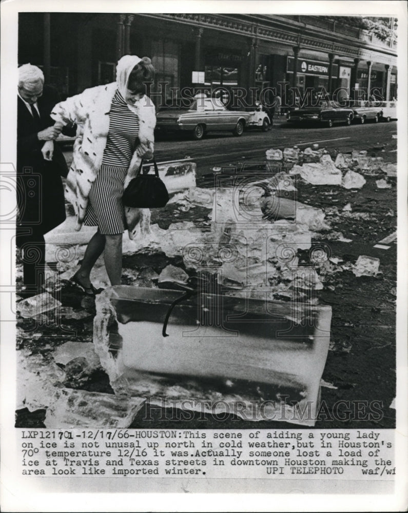 1966 Press Photo Frozen Travis and Texas streets due to severe cold weather - Historic Images