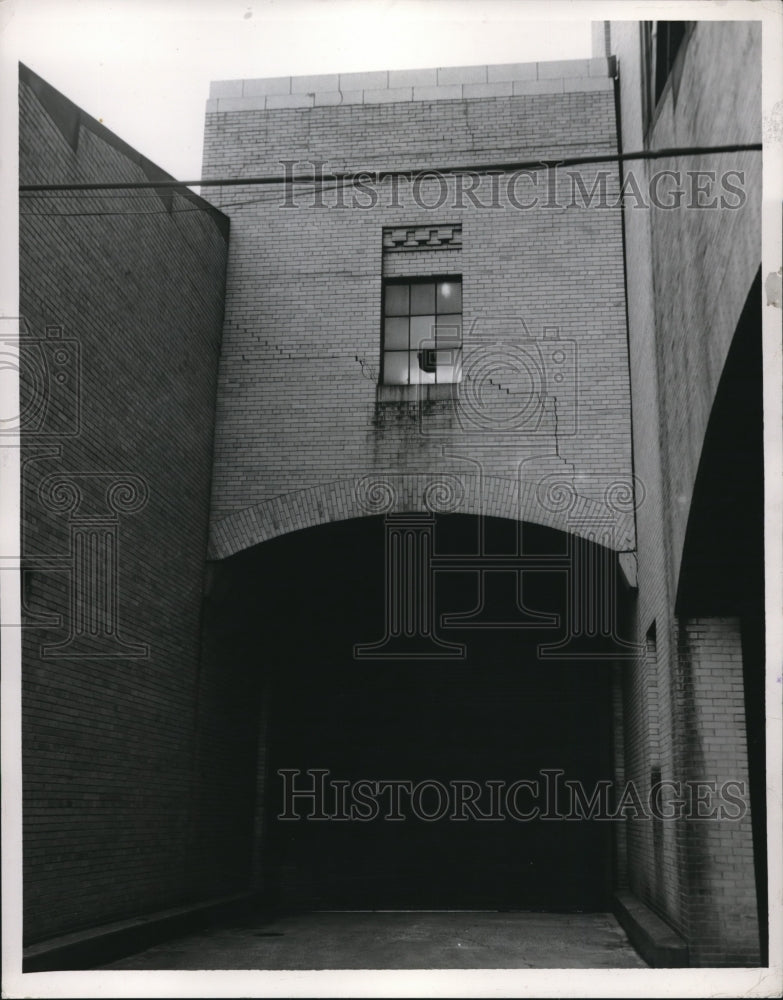 1953 Press Photo A cracked wall of Cleveland Stadium - Historic Images