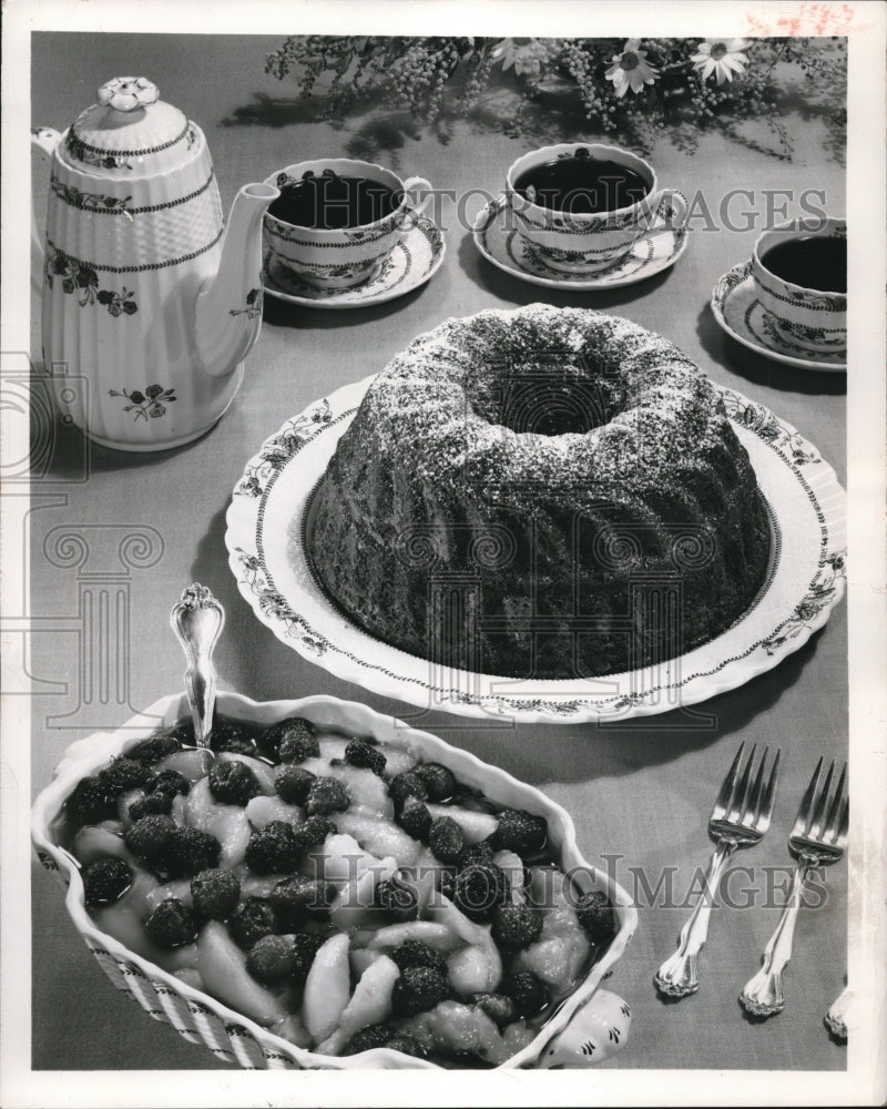 1957 Press Photo Home made cake with frozen peaches and strawberries - Historic Images