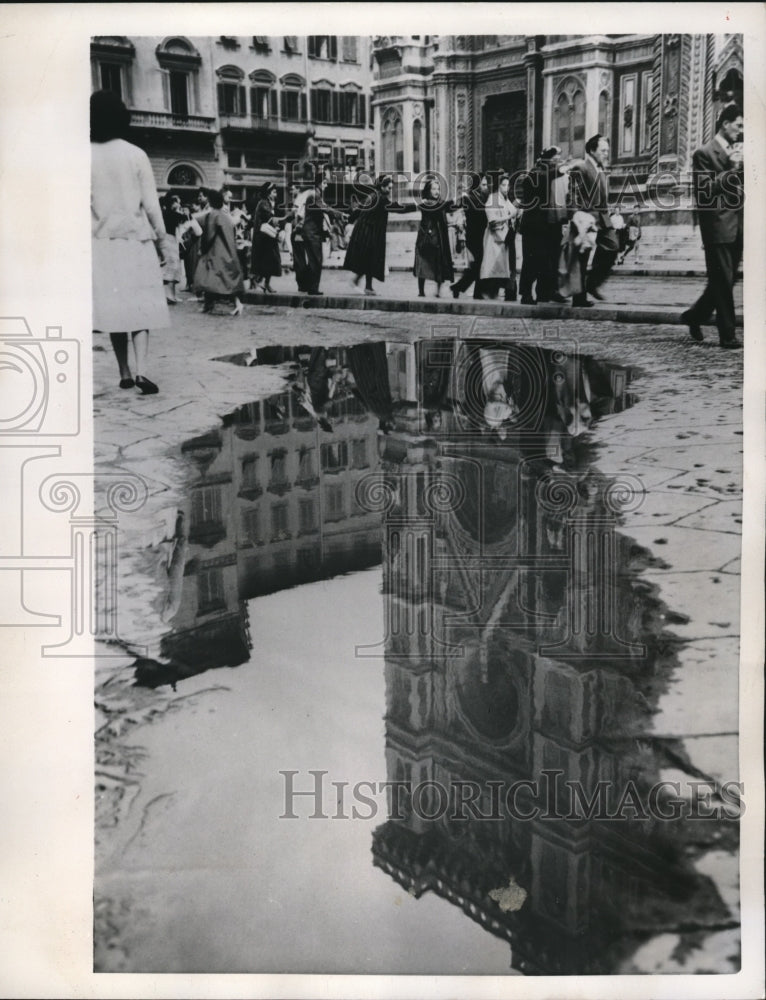 1957 Press Photo Santa Maria Del Fiore Cathedral Reflection in Pool in Italy - Historic Images