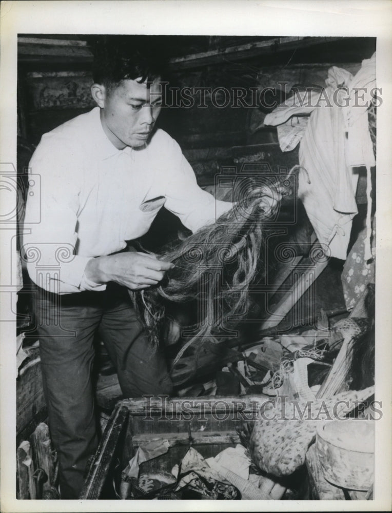 1962 Press Photo Hong Kong China Opera troupe inspects costumes - Historic Images