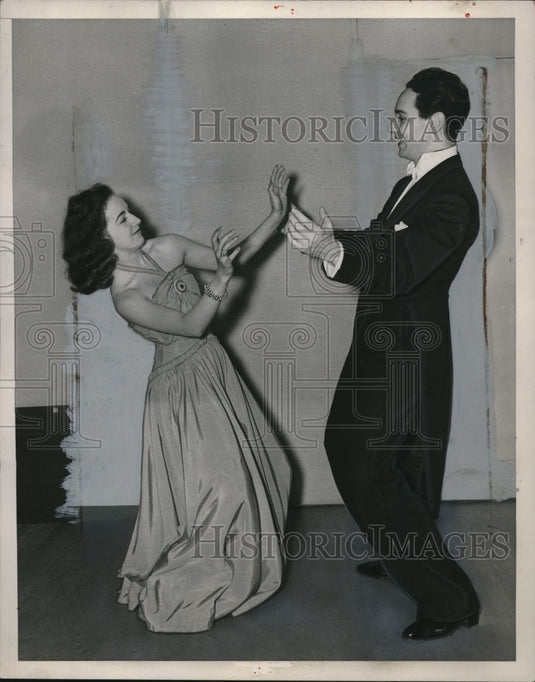 1939 Press Photo Dance partners demonstrate La Conga dance moves - Historic Images