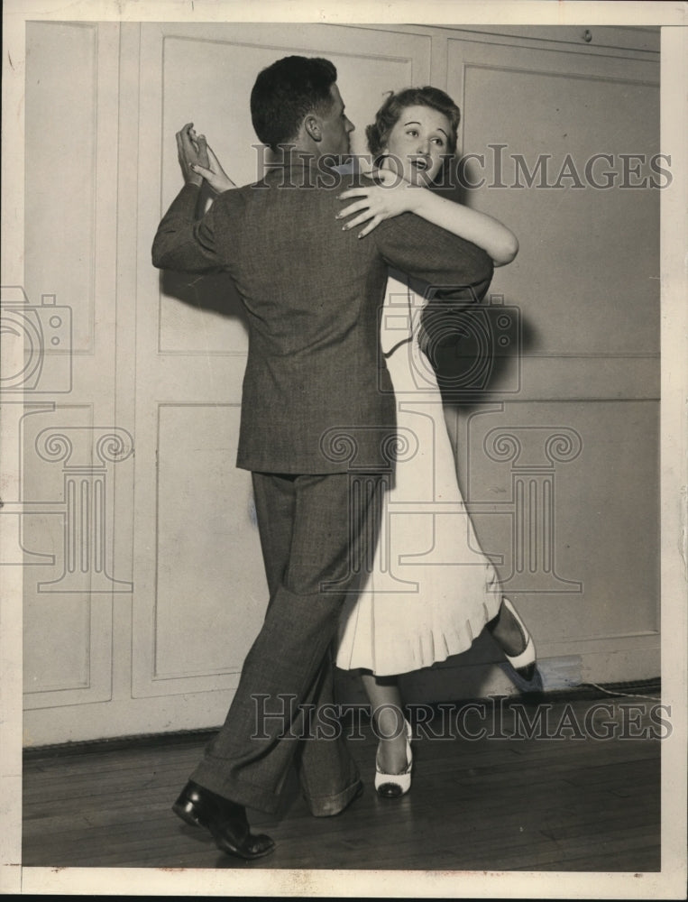 1933 Press Photo   Dance partners demonstrate Fox Trot dance moves - Historic Images
