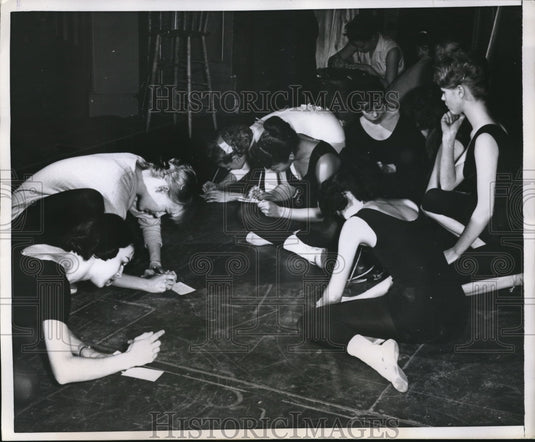 1960 Press Photo Dance girls prep for auditions for a stage show - Historic Images