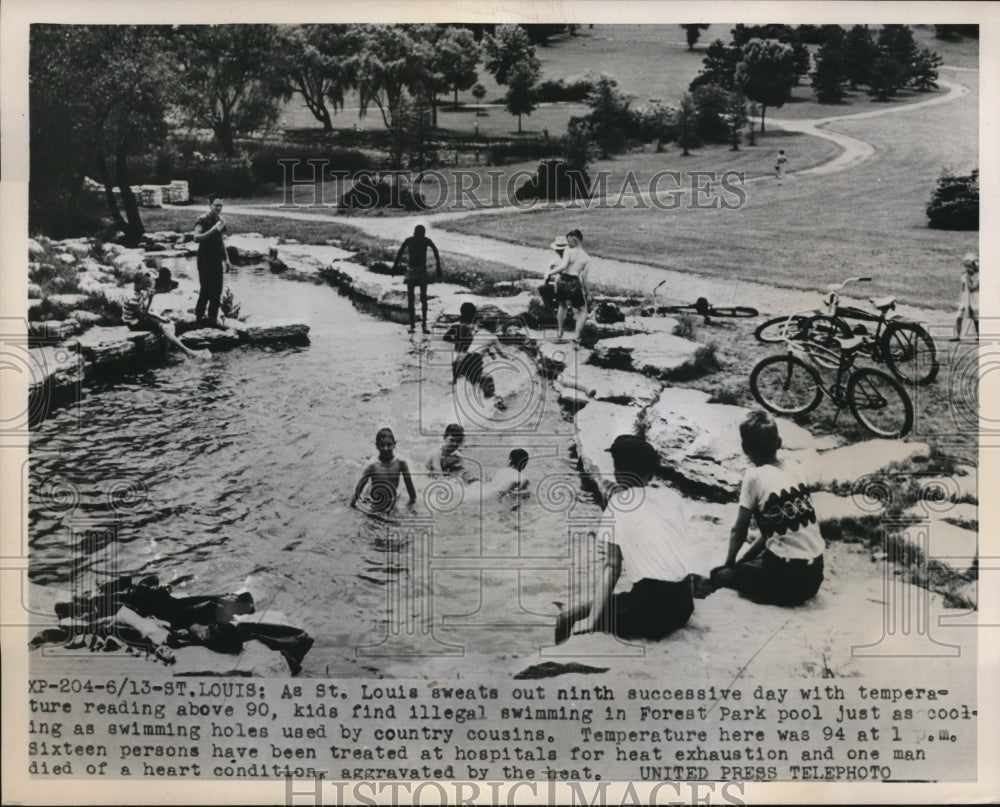 1952 Press Photo St Louis sweats out 9 days of 90 deg temperature - Historic Images