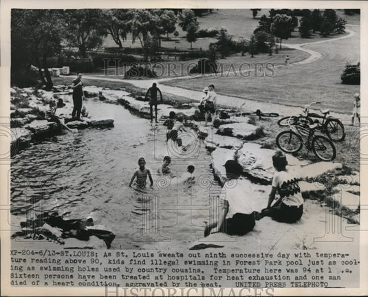 1952 Press Photo St Louis sweats out 9 days of 90 deg temperature - Historic Images