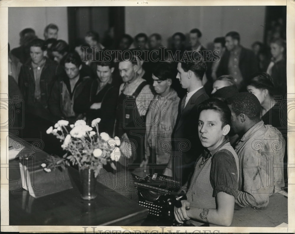 1934 Press Photo Judge E.R. Brand speeding fifty Vagrants dismissing charges. - Historic Images