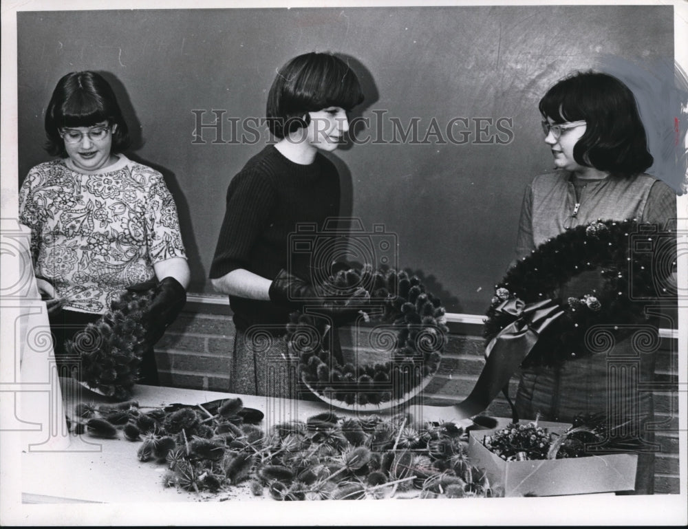 1966 Press Photo Pupils at Greenbriar Junior High makes decorative wreaths - Historic Images