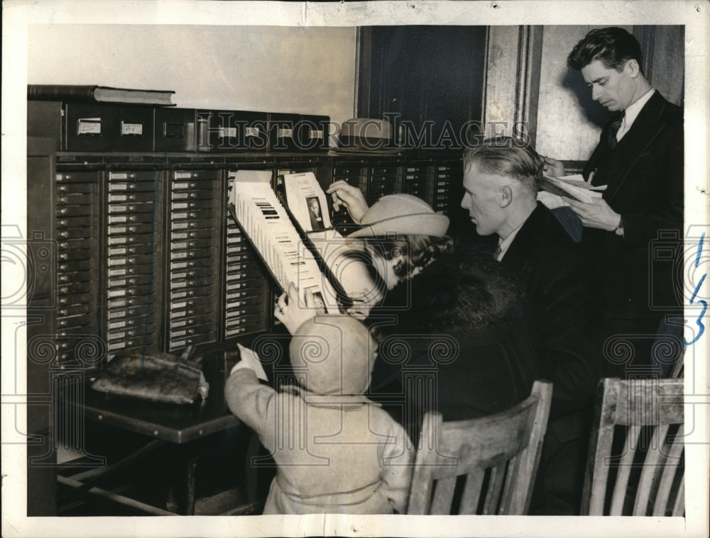 1937 Press Photo The relatives and friends of the missing person searching files - Historic Images