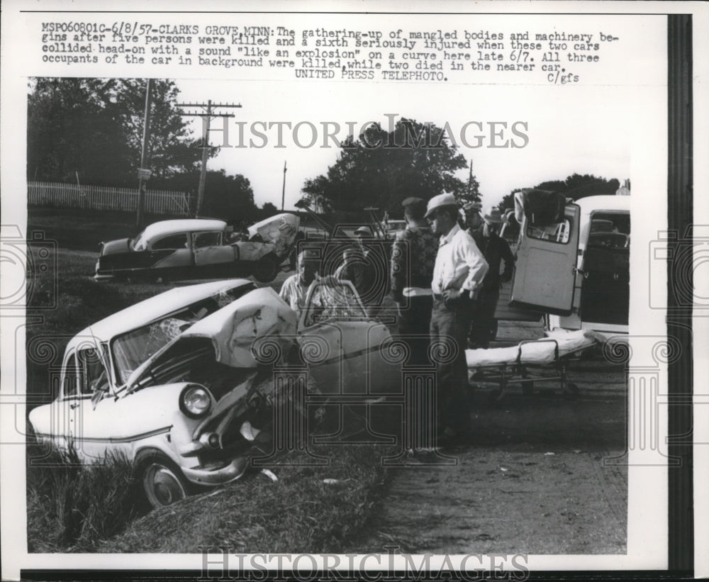 1957 Press Photo Two Cars collided head on a curve at Clarks Grove Minn. - Historic Images