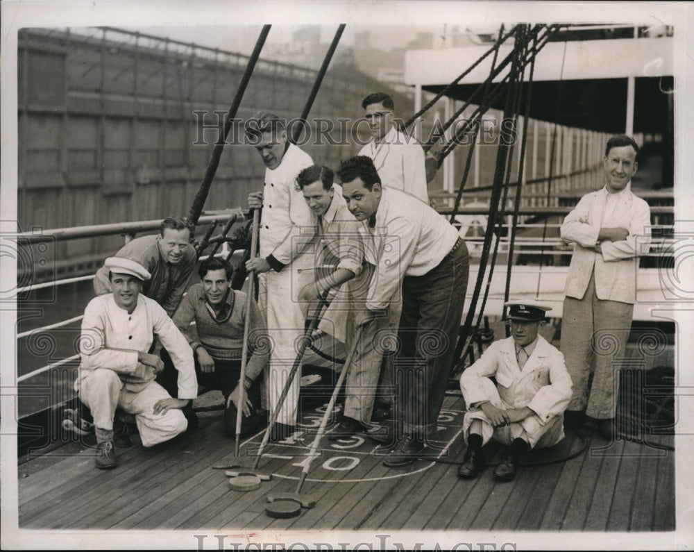 1937 Press Photo Striking seaman of the S.S. California plays shuflesboard - Historic Images