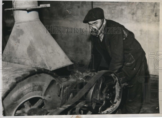 1934 Press Photo Masked & gloved worker operating a wool Separator in Sackville - Historic Images
