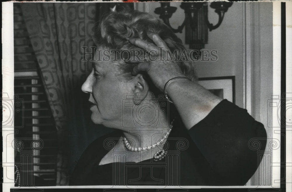 1957 Press Photo Ann Wheaton Asst.White House Press Sec.show strain she was hit - Historic Images