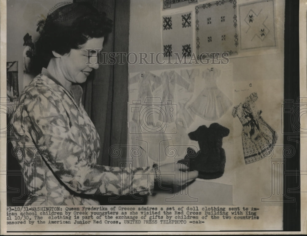 1953 Press Photo Queen Fredericka of Greece exchange clothes with children - Historic Images