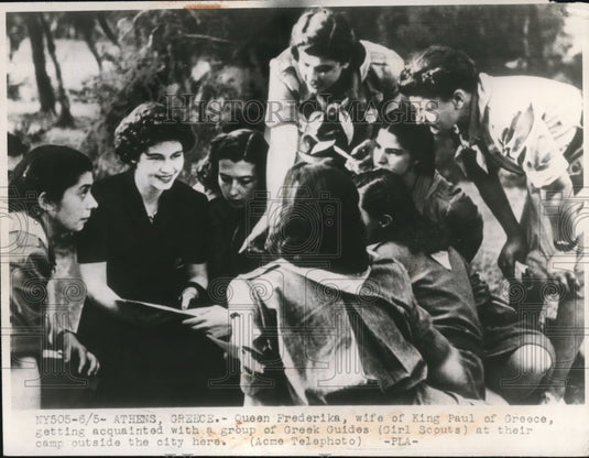 1947 Press Photo Queen Fredericka wife of King Paul of Greece with Girl Scouts - Historic Images