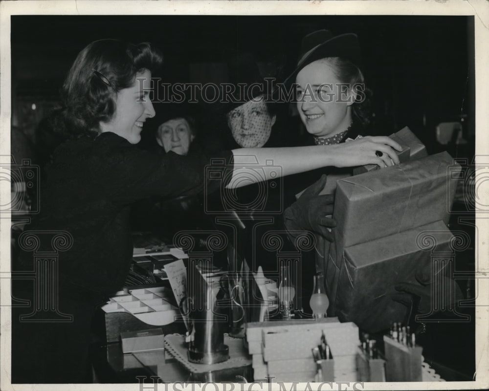 1939 Press Photo Clerk helper Mrs Wanda Perkins - Historic Images