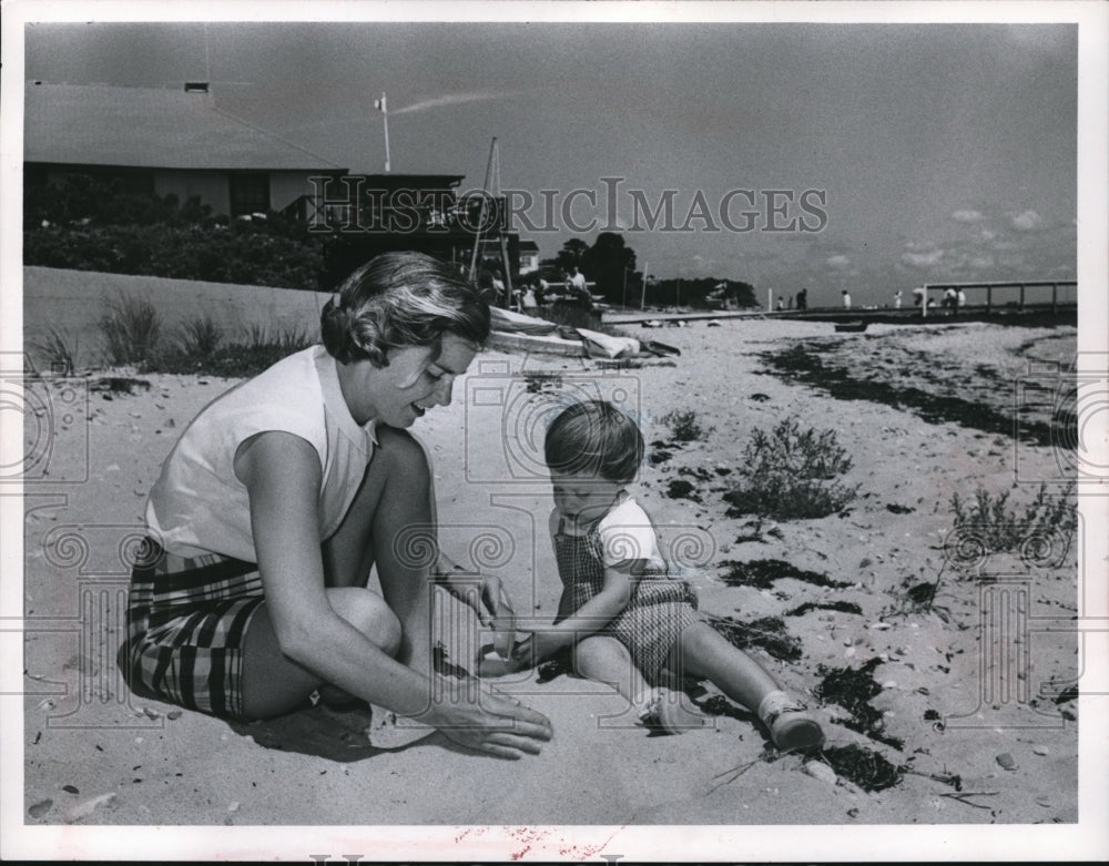 1964 Press Photo Mrs. George Scragg Jr. &amp; daughter Caroline at Marthan Vineyard - Historic Images