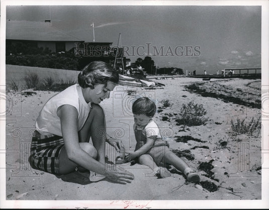 1964 Press Photo Mrs. George Scragg Jr. & daughter Caroline at Marthan Vineyard - Historic Images