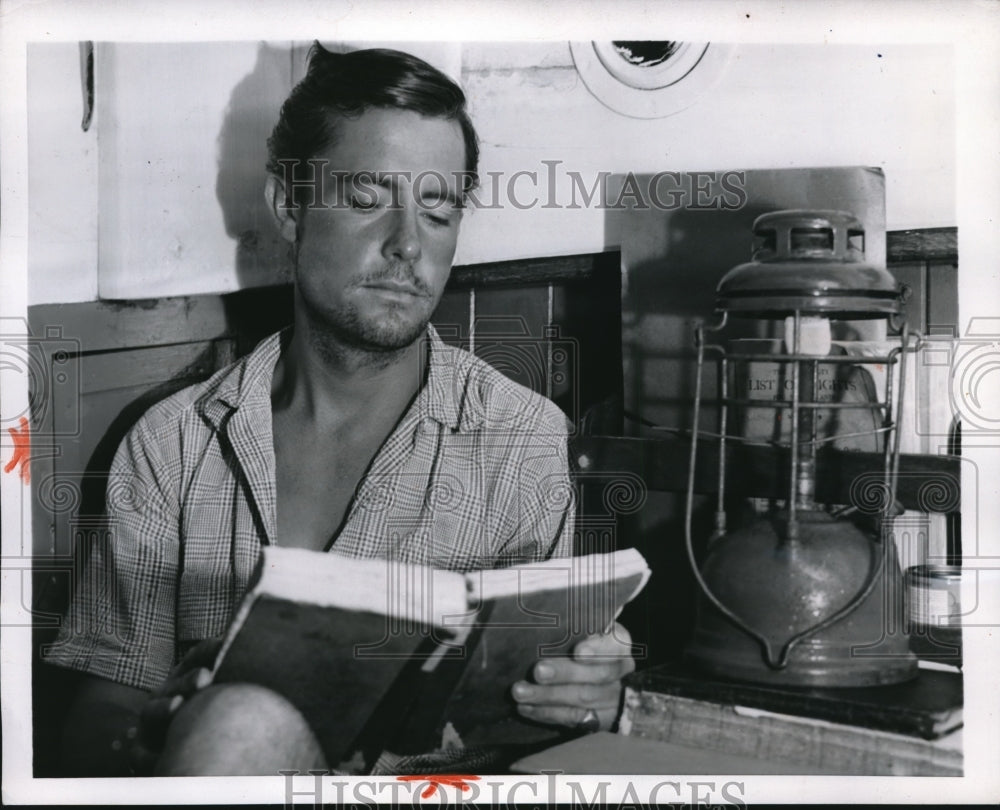 1953 Press Photo Bookmaker from England, Colin Leslie Fox, reading - Historic Images