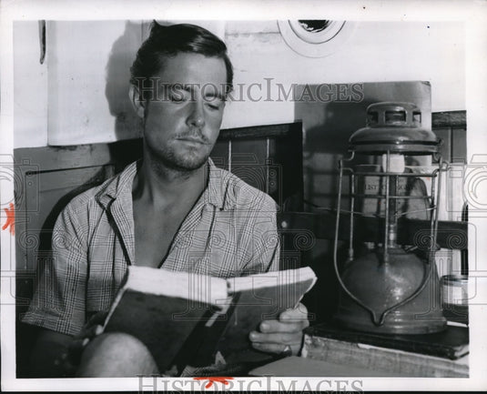 1953 Press Photo Bookmaker from England, Colin Leslie Fox, reading - Historic Images