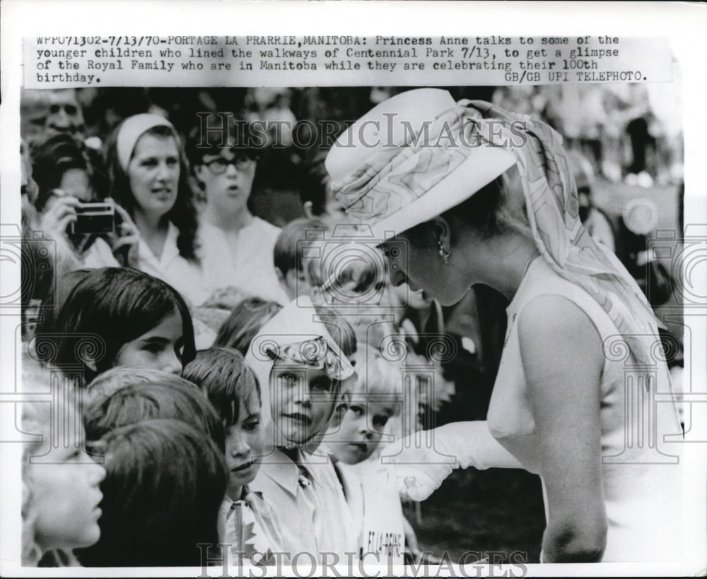 1970 Press Photo Princess Anne talks to children at Centennial Park - Historic Images