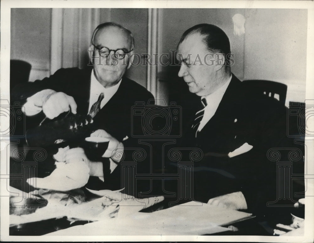 1938 Press Photo Mr. Aquis poring coffee for Mr. Jacobson at Parliament Building - Historic Images