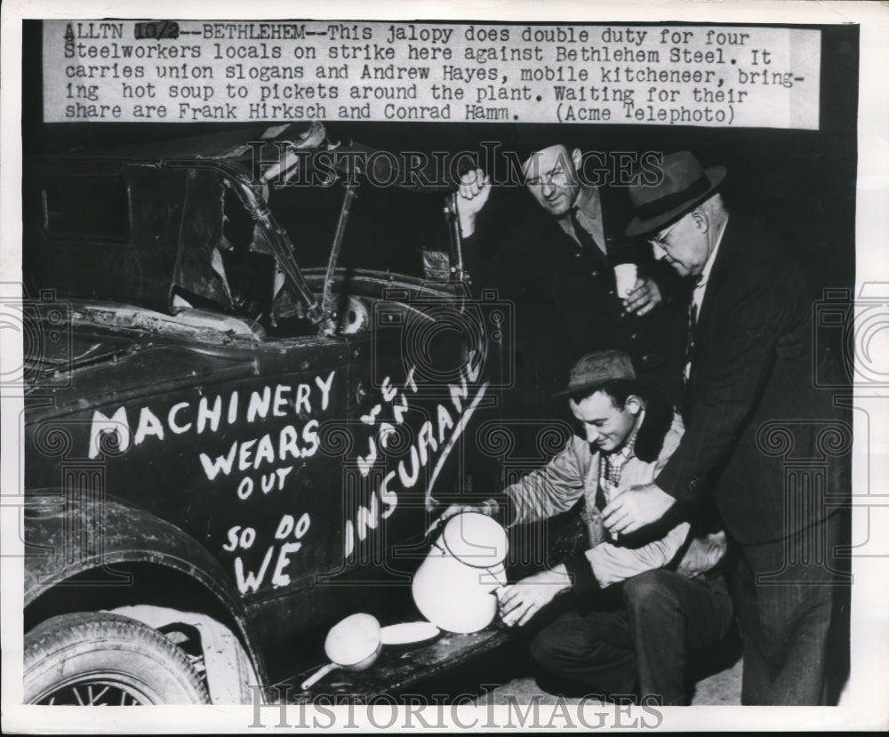 1949 Press Photo Andrew Hayes brings soup to picketers F. Hirksch &amp; C. Hamm - Historic Images
