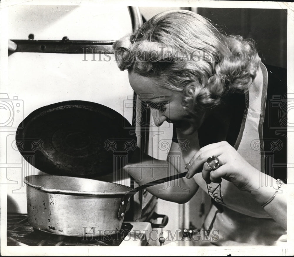 1941 Press Photo Hilda Burk, Reliance Engravers Limited - Historic Images