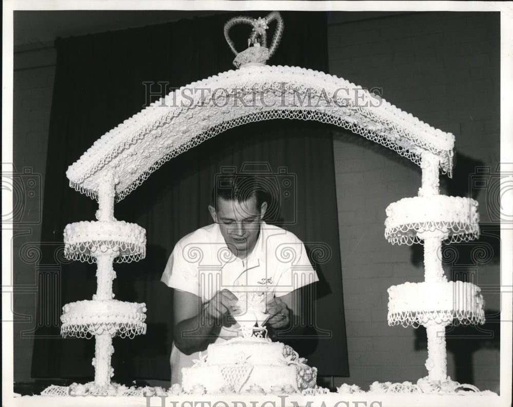 1962 Press Photo Tom Beckner Baker at Okla. State Tech shows his wedding - Historic Images