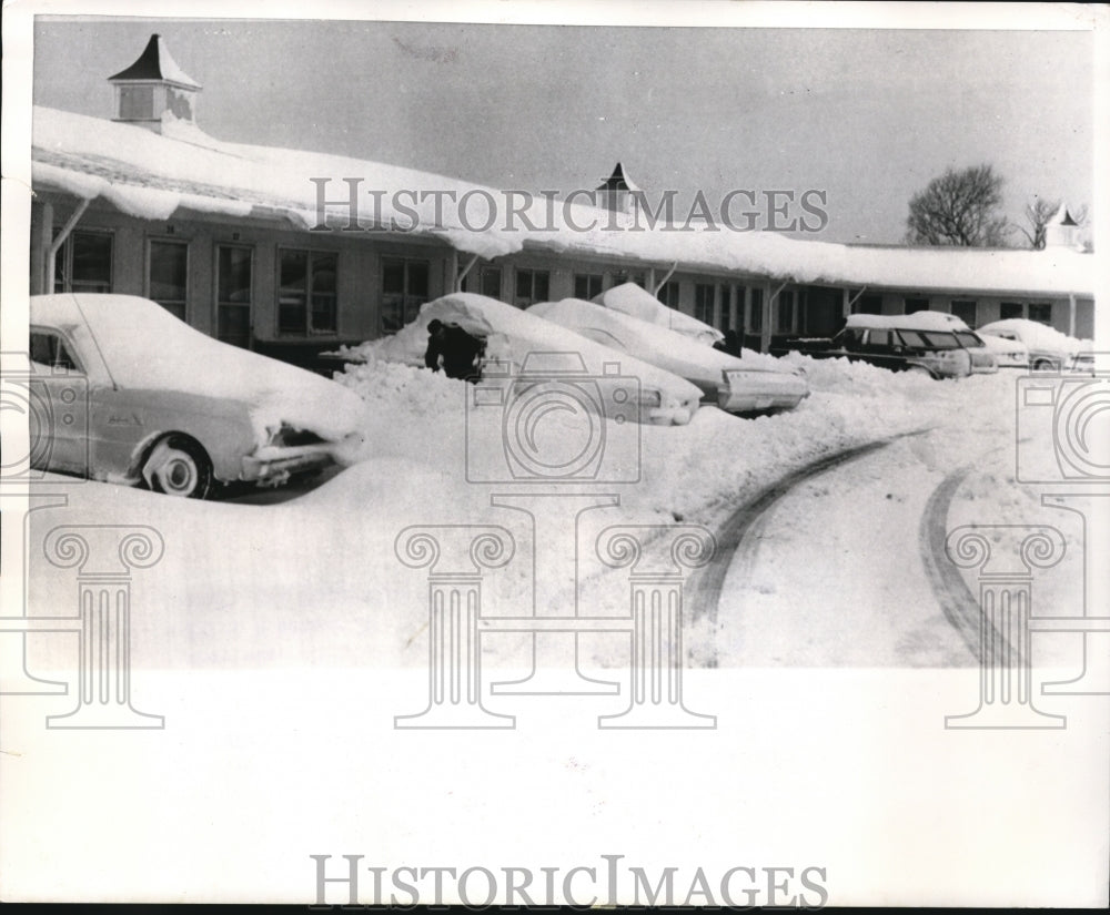 1965 Press Photo Travelers Need to Start Digging - Historic Images