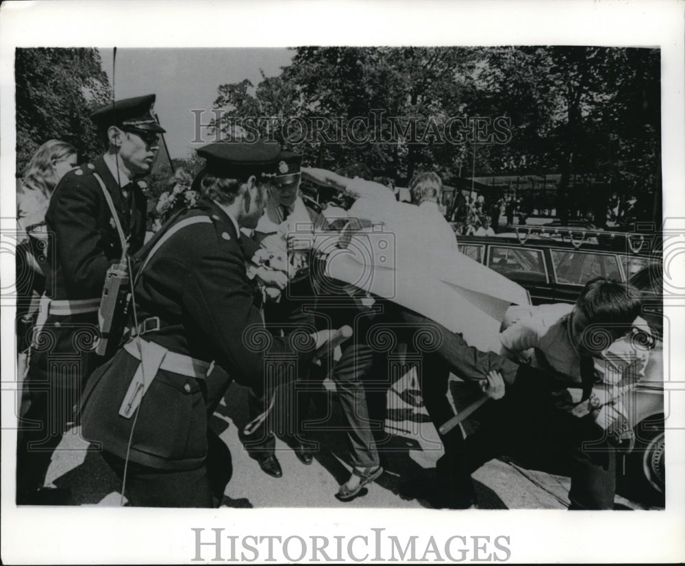 1970 Press Photo Police Carrying away Spanish Protestor - Historic Images