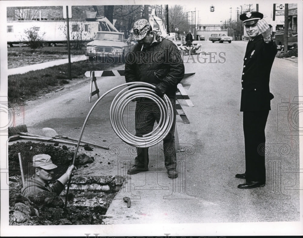 1966 Press Photo Men working at the road widening in Richmond Street, Painsville - Historic Images