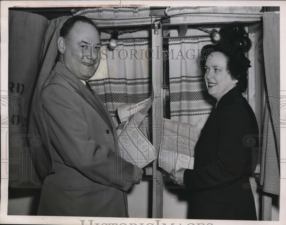 1948 Press Photo Ray T. Miller &amp; wife, Ruth, voting at Shaker Heights, Ohio - Historic Images