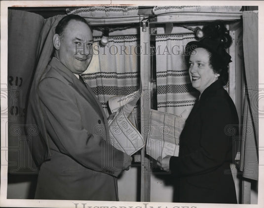 1948 Press Photo Ray T. Miller & wife, Ruth, voting at Shaker Heights, Ohio - Historic Images