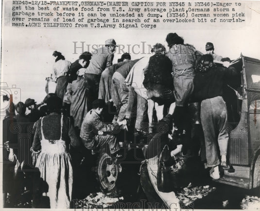 1947 Press Photo Crowds are after the waste food from U.S. Army storage plant - Historic Images