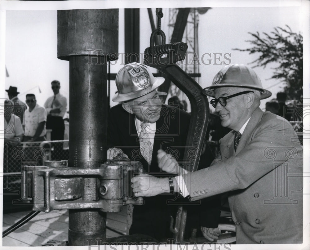 Press Photo Hon Douglas McKay and N C Desendorf at the Gen Motors Powerama - Historic Images