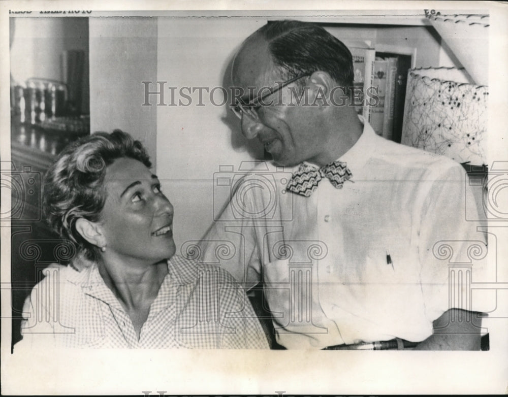 1957 Press Photo Mr. & Mrs. Melvin Ellis awarded Hildy McCoy by Florida judge - Historic Images