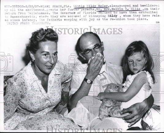 1957 Press Photo Little Hildy McCoy with Mr and Mrs, Melvin B. Ellis - Historic Images