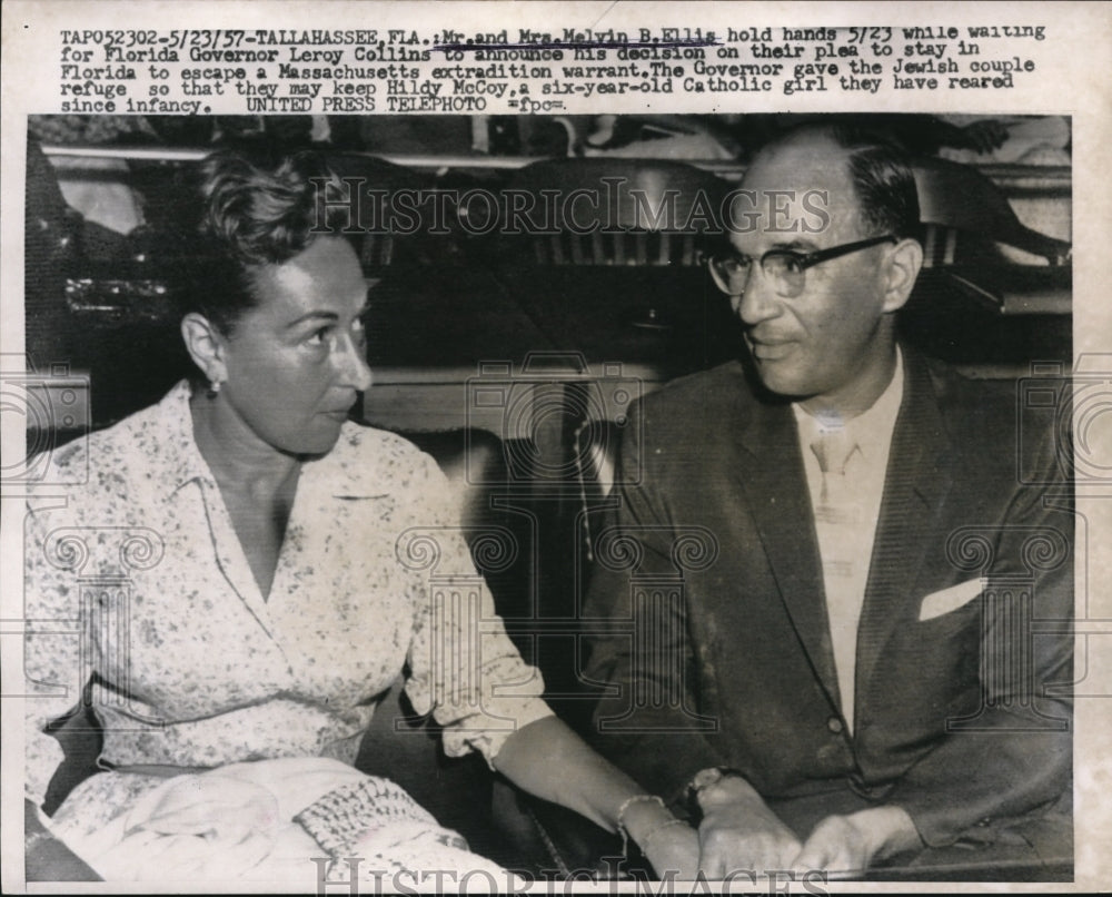 1957 Press Photo Mr and Mrs Melvin Ellis holds hand while waiting for a decision - Historic Images