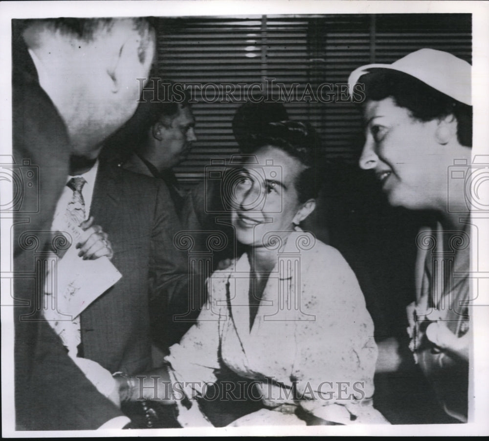 1957 Press Photo Mrs Ben Cohen comforts Mrs. Melvin Ellis - Historic Images