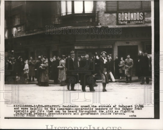 1956 Press Photo Residents crowd the streets of Budapest as demonstrators fight - Historic Images