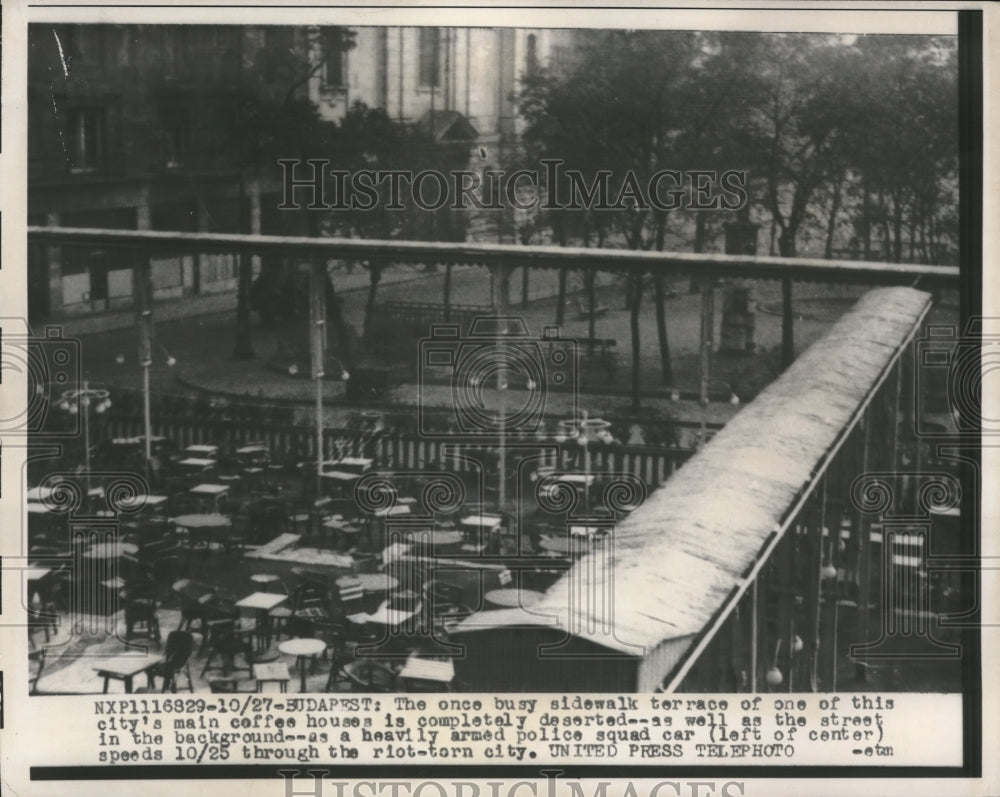 1956 Press Photo A completely deserted sidewalk as police car roam the streets - Historic Images