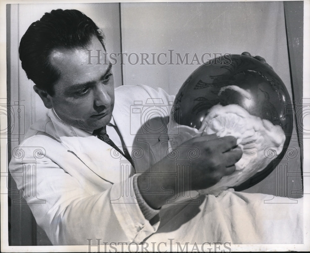 1958 Press Photo Working up a lather, Gas-Filled balloon - Historic Images