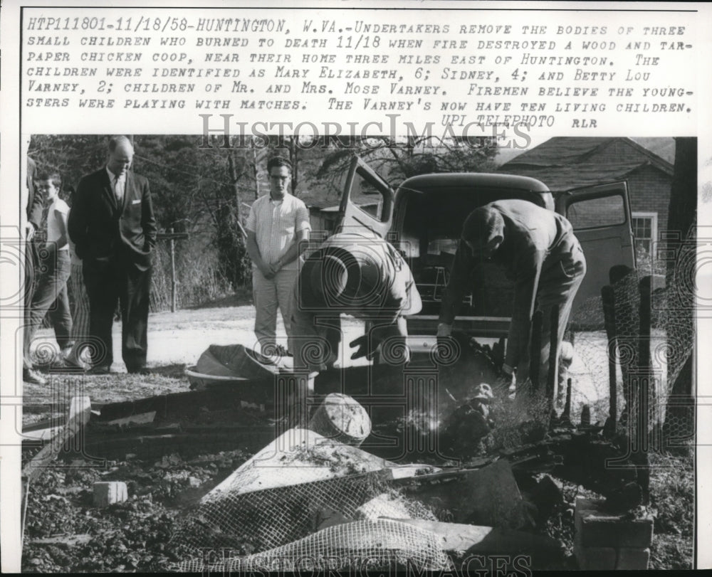 1958 Press Photo Undertakers remove the bodies of 3 children who burned to death - Historic Images