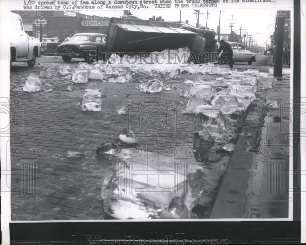 1957 Press Photo Tons of ice spreads downtown street - Historic Images