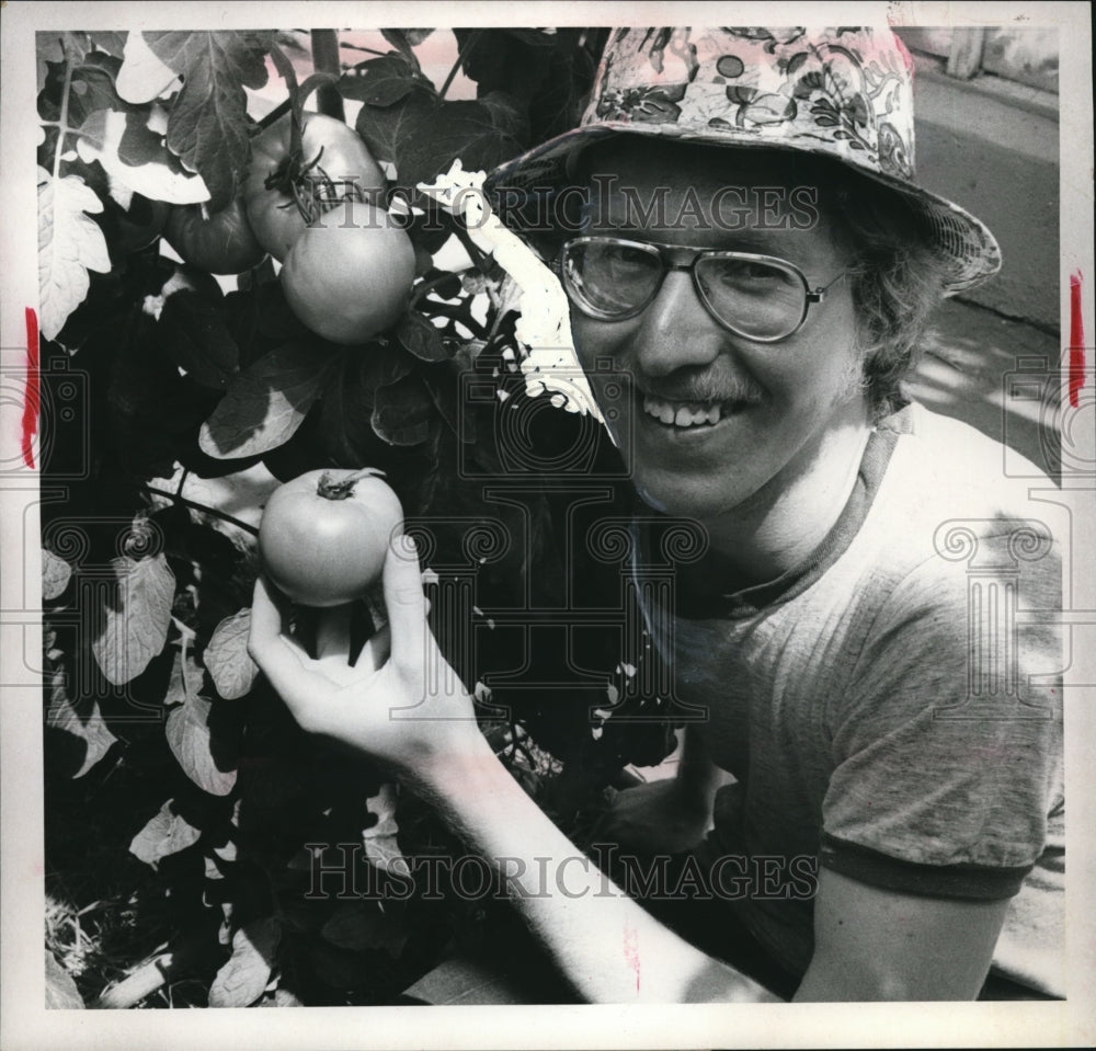 Press Photo Edward Radatz of Anderson College with tomatoes - Historic Images