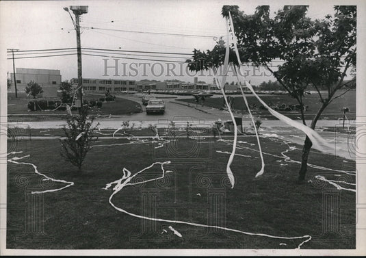 1975 Press Photo Enthusiasm of the graduating seniors at Brecksville Senior High - Historic Images